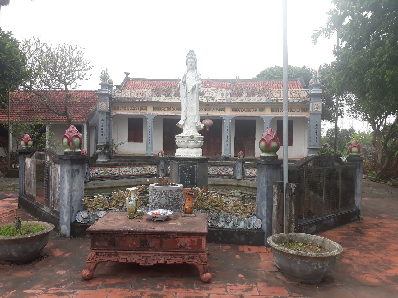          Cụm di tích lịch sử đền, chùa, đậu Xanh thuộc thôn Duyên Linh, xã Đình Cao được xếp hạng di tích cấp tỉnh. Cụm di tích được xây dựng ở cuối xóm Xanh, thôn Duyên Linh nên người dân lấy tên xóm đặt tên cho cụm di tích. 