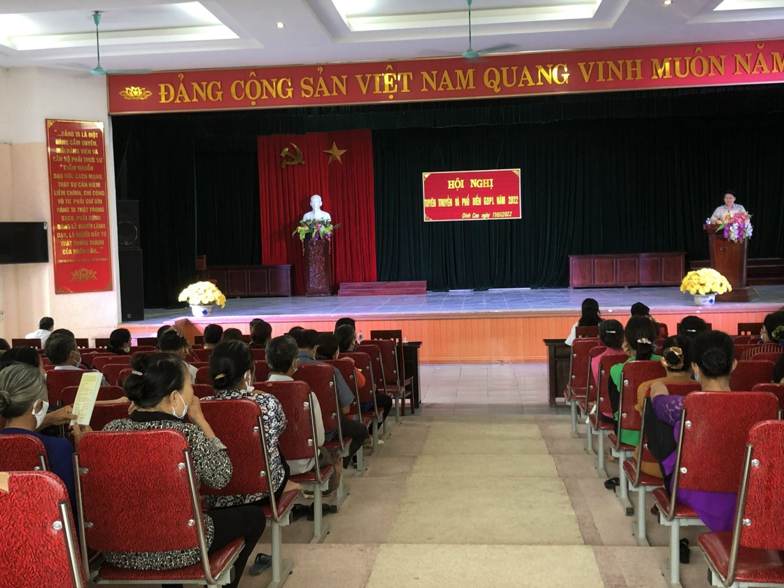 UBND xã Đình Cao mở lớp tuyên truyền, phổ biến giáo dục pháp luật về Luật hôn nhân và gia đình, Luật Bảo vệ trẻ em, Cải cách hành chính, dịch vụ công trực tuyến trên địa bàn xã năm 2022