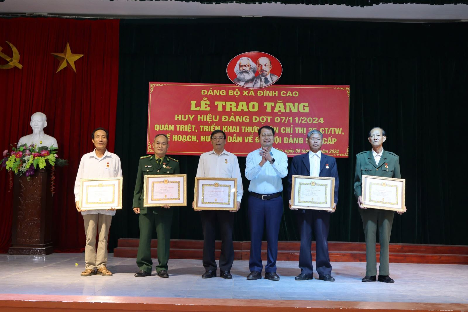 Đình Cao, trao huy hiệu Đảng đợt 7/11 và hội nghị quán triệt Chỉ thị 35 của BCT, các kế hoạch hướng dẫn về Đại hội Đảng các cấp